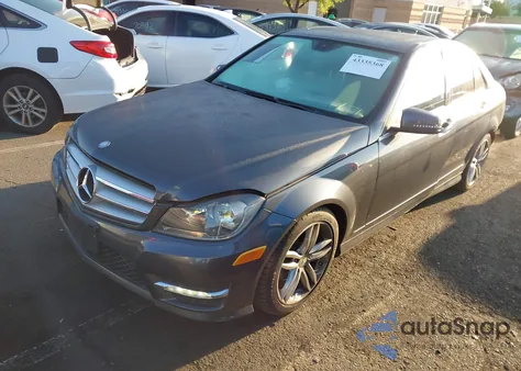 2013 Mercedes-Benz C 250 Sport z USA, uszkodzony, nr VIN WDDGF4HB0DA807408